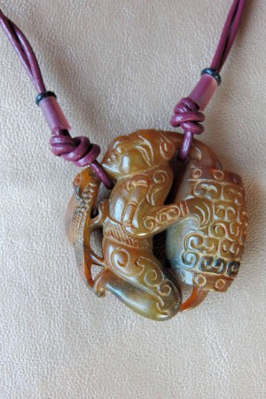 Pendentif Musicien chinois en Jade ancien sur cuir